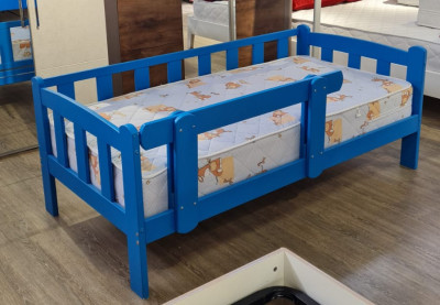 Детская кровать синего цвета 80*160 (есть царапины на кровати, изъяны-см фото)